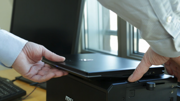 Das MSI GS30 kann einfach eingesteckt werden. (Bild: Martin Wolf/Golem.de)